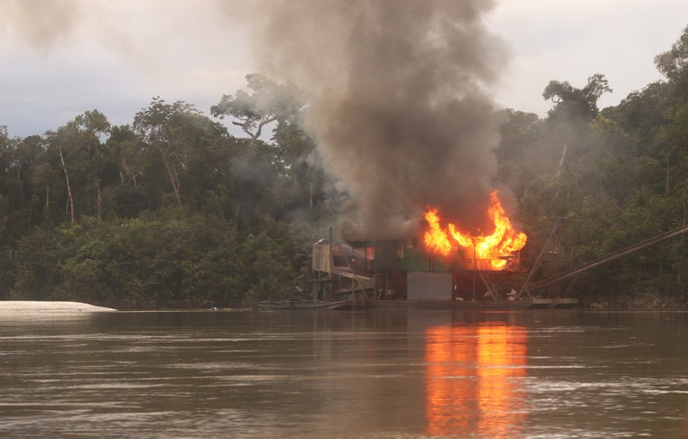 PF destrói três balsas do garimpo ilegal e instala base fluvial no Vale do Javari, no Amazonas